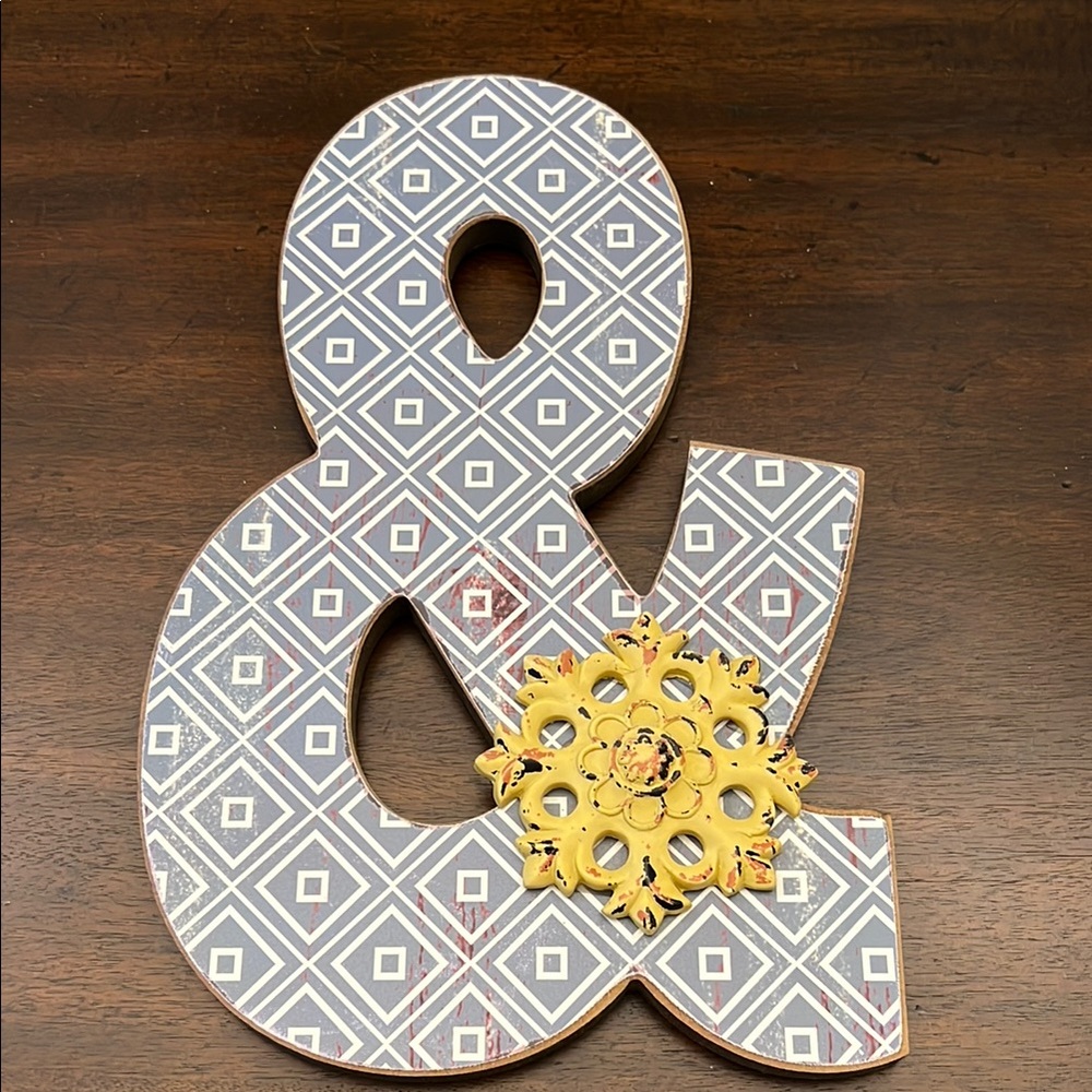 Decorative Ampersand with Geometric Pattern